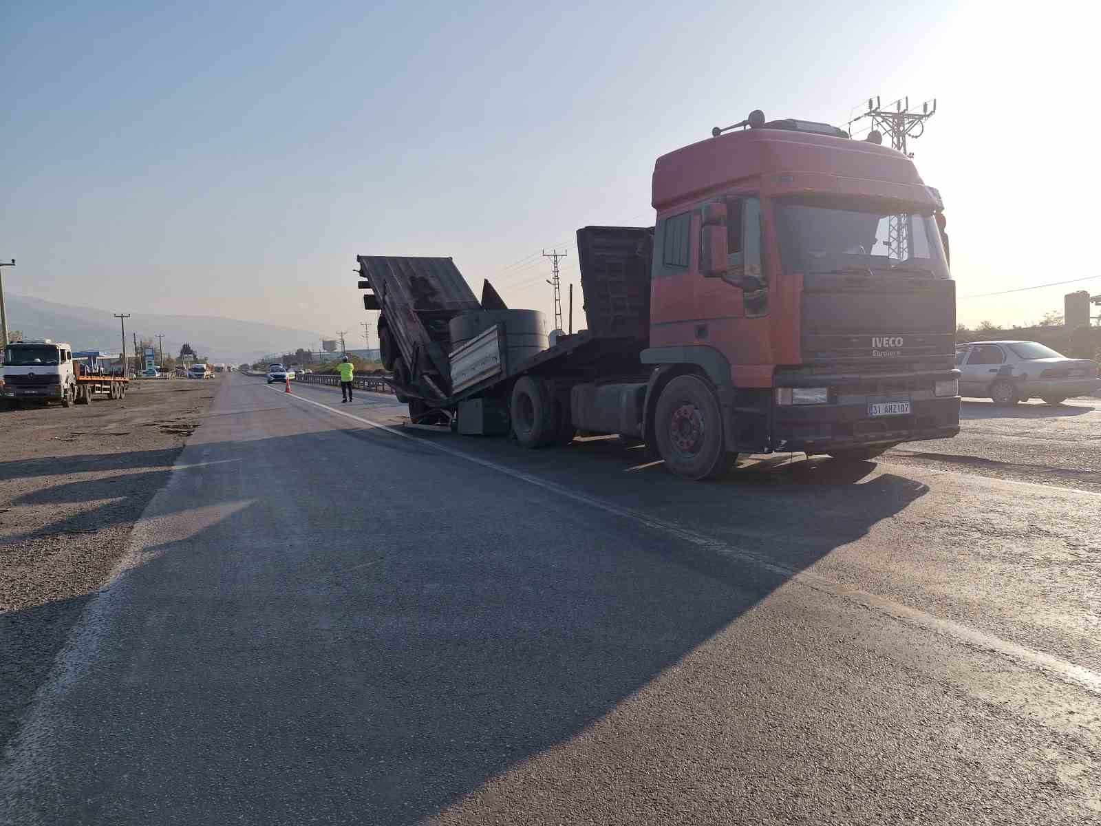 Taşıdığı yük ağır gelen tırın dorsesi şaha kalktı
