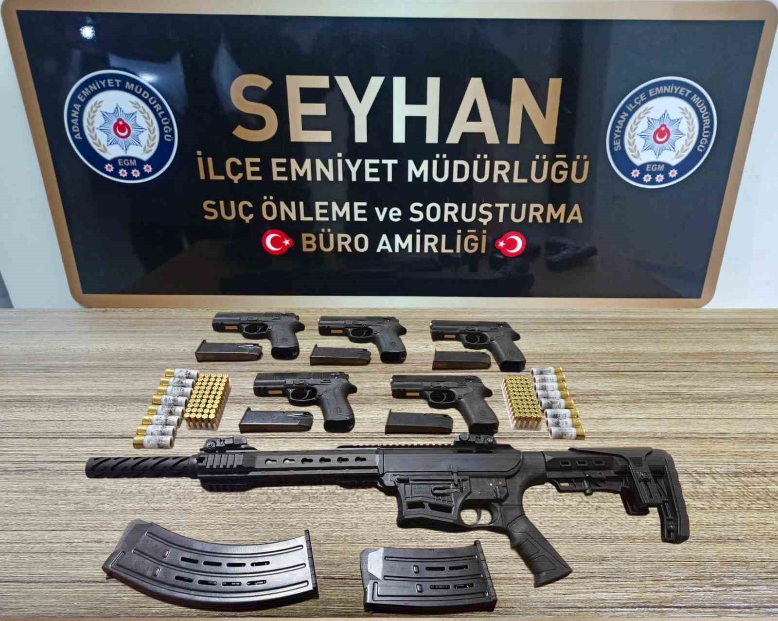 Kitaplıkta 6 silah ele ge&ccedil;irildi
