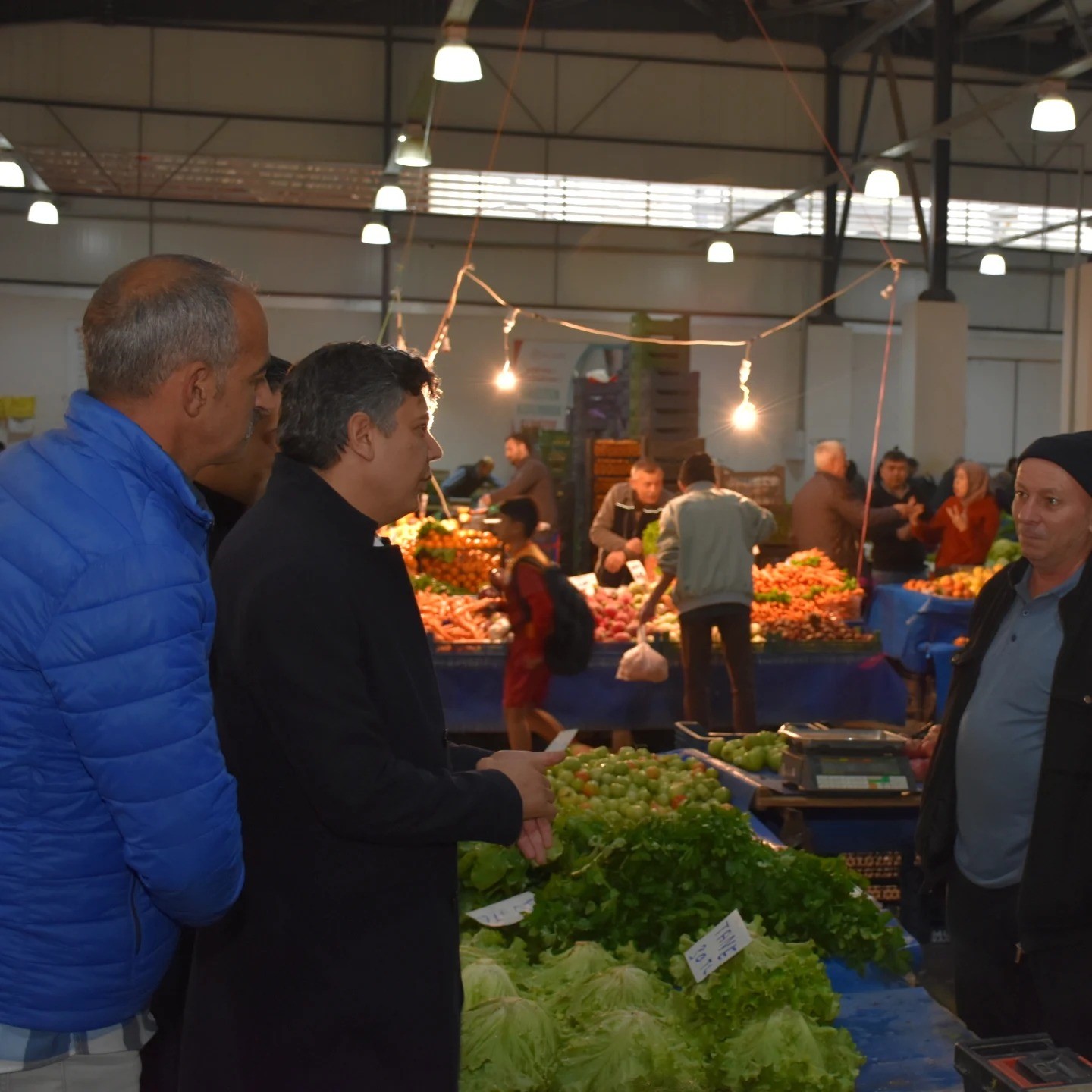 Başkan Durgut pazarda esnaflarla buluştu
