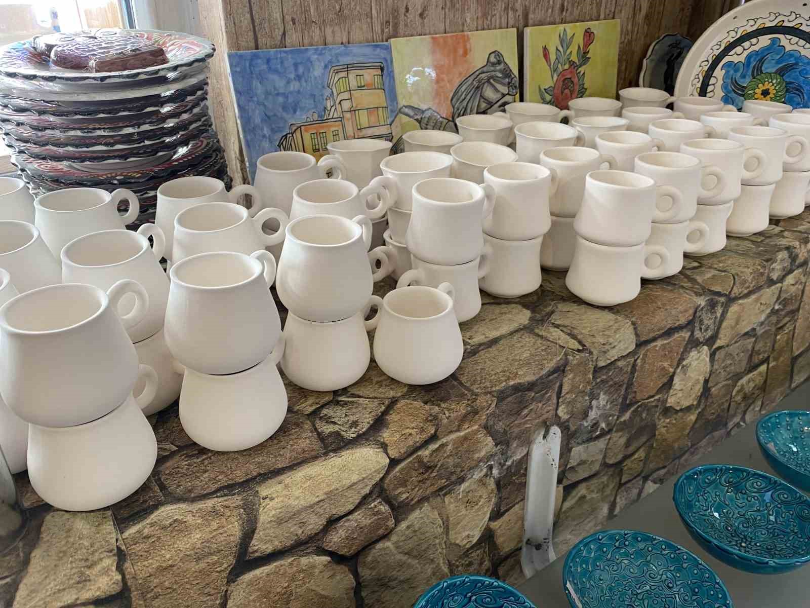 Bin 50 derecede fırınlanan &ccedil;ininin vitrine uzanan yolculuğu 75 saat s&uuml;r&uuml;yor
