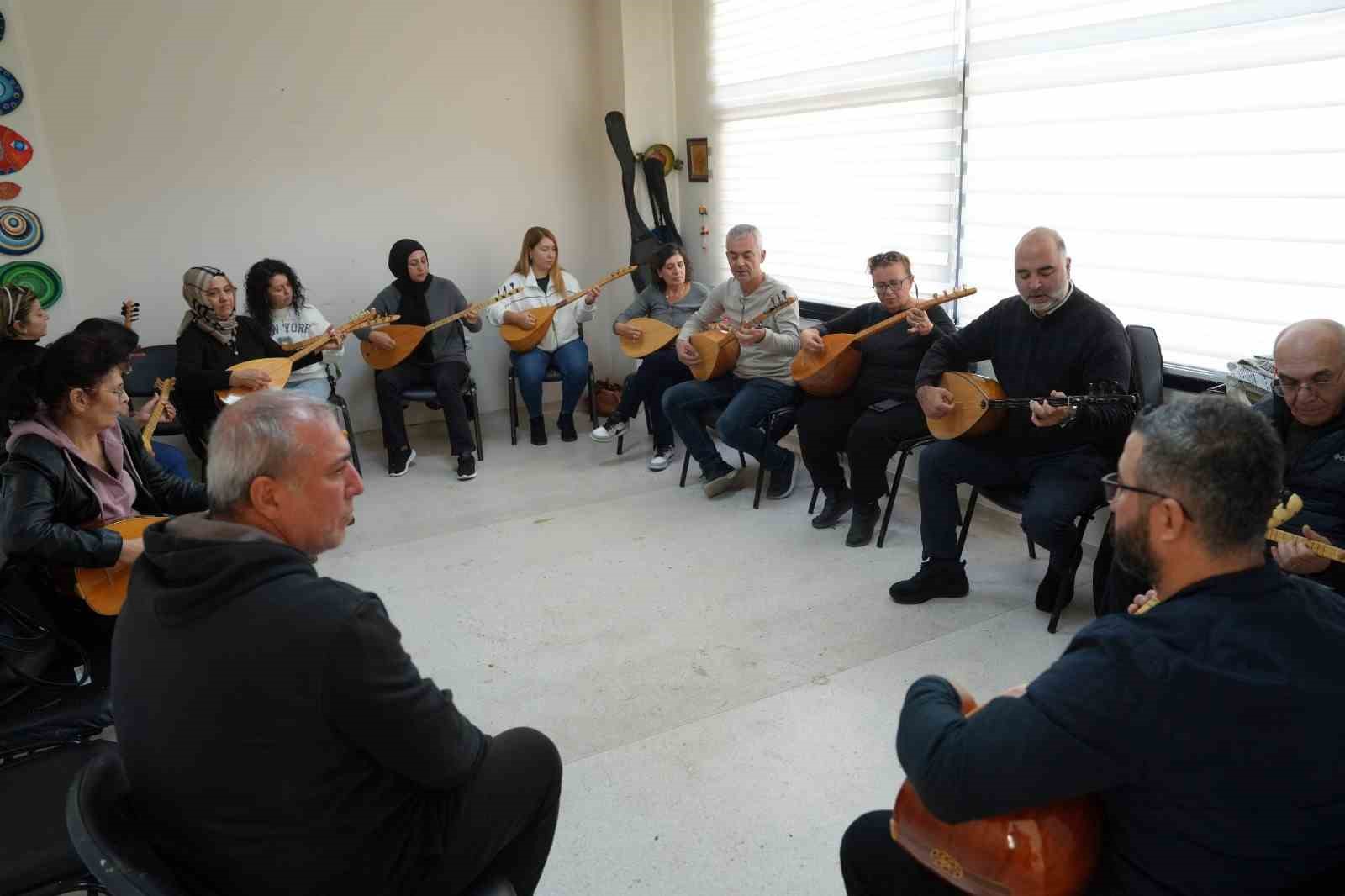 Çukurova’da ücretsiz saz kursuna yoğun ilgi
