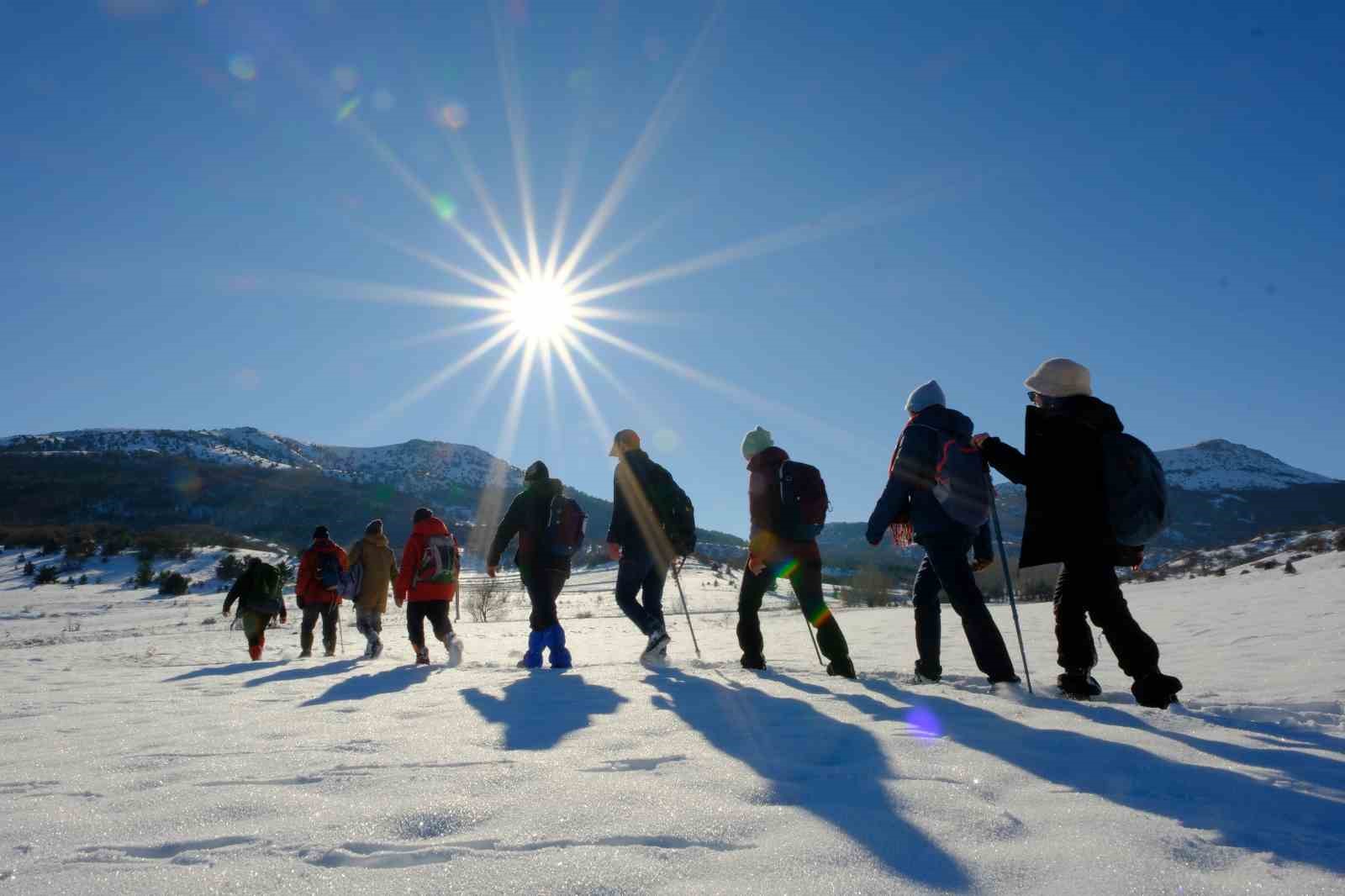 Kar manzaraları eşliğinde 12 km yürüdüler
