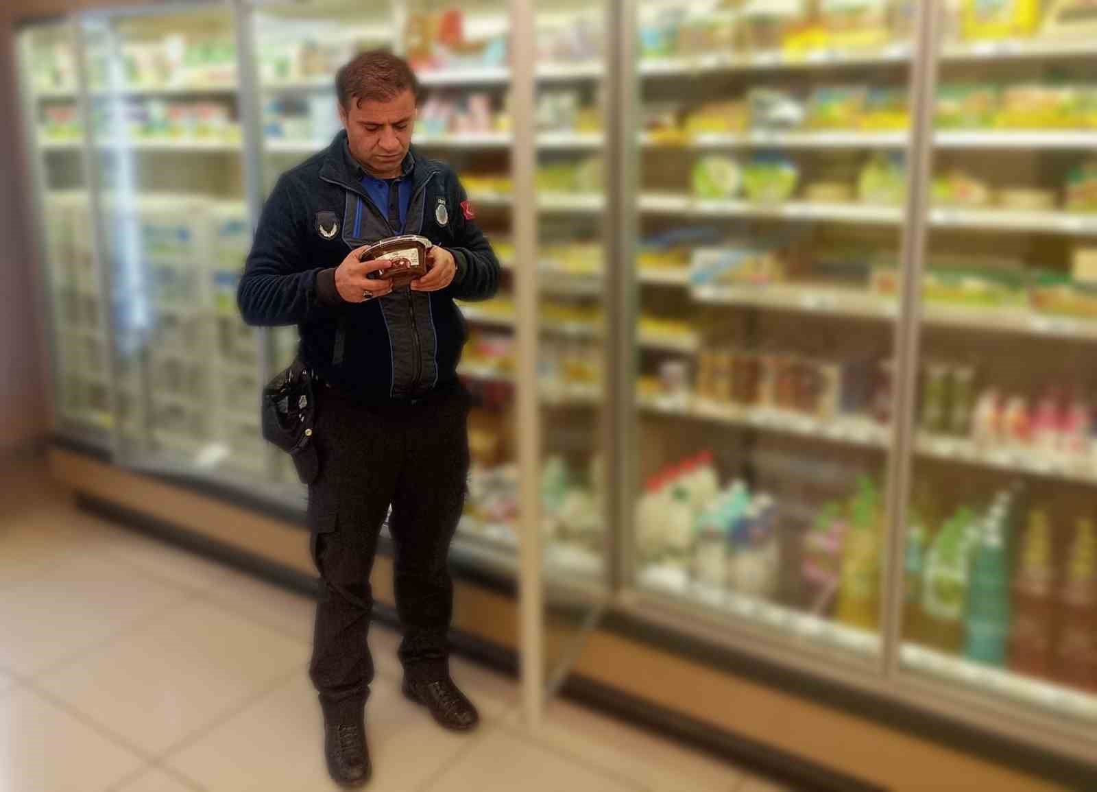 Çorum zabıtasından marketlere sıkı denetim