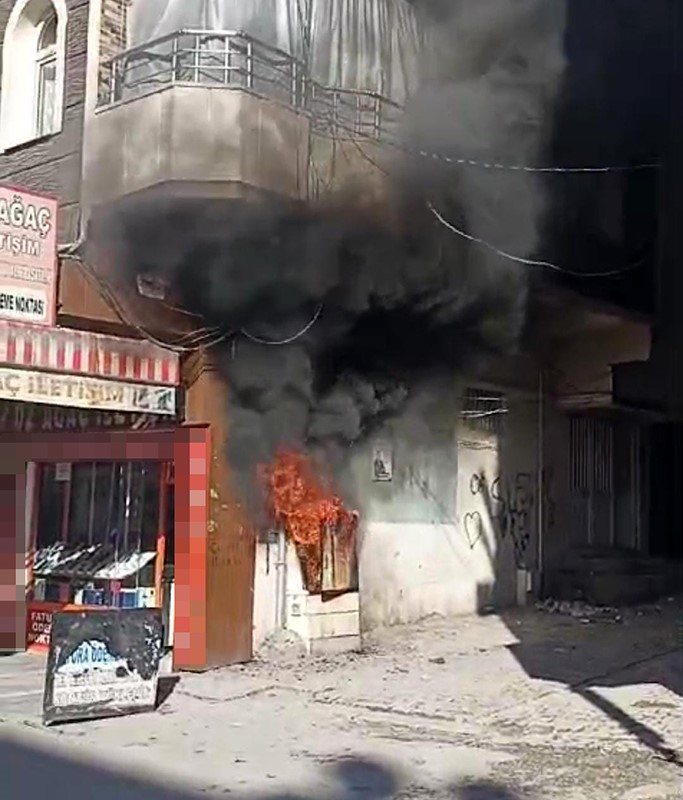 Şanlıurfa’da elektrik panosunda korkutan yangın kamerada