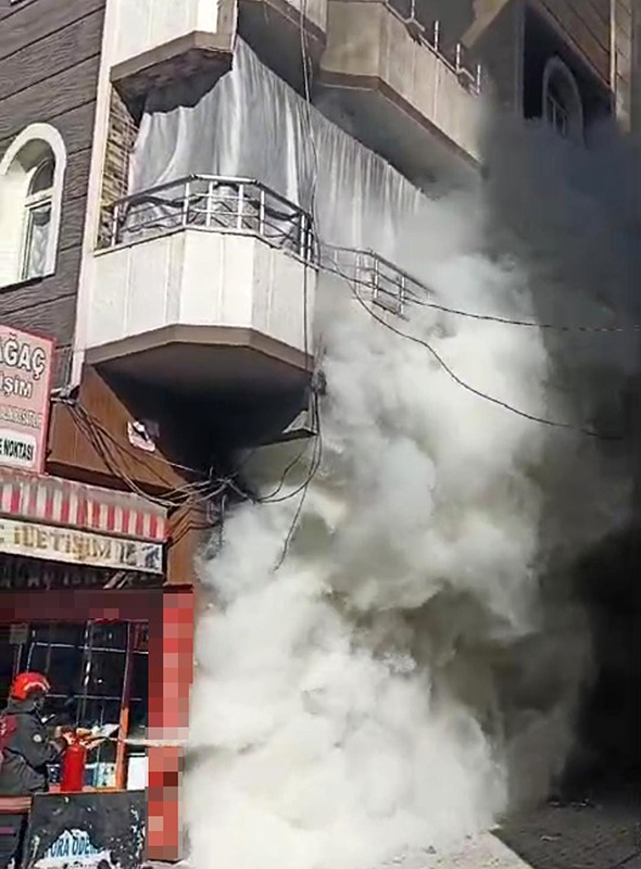 Şanlıurfa&rsquo;da elektrik panosunda korkutan yangın kamerada
