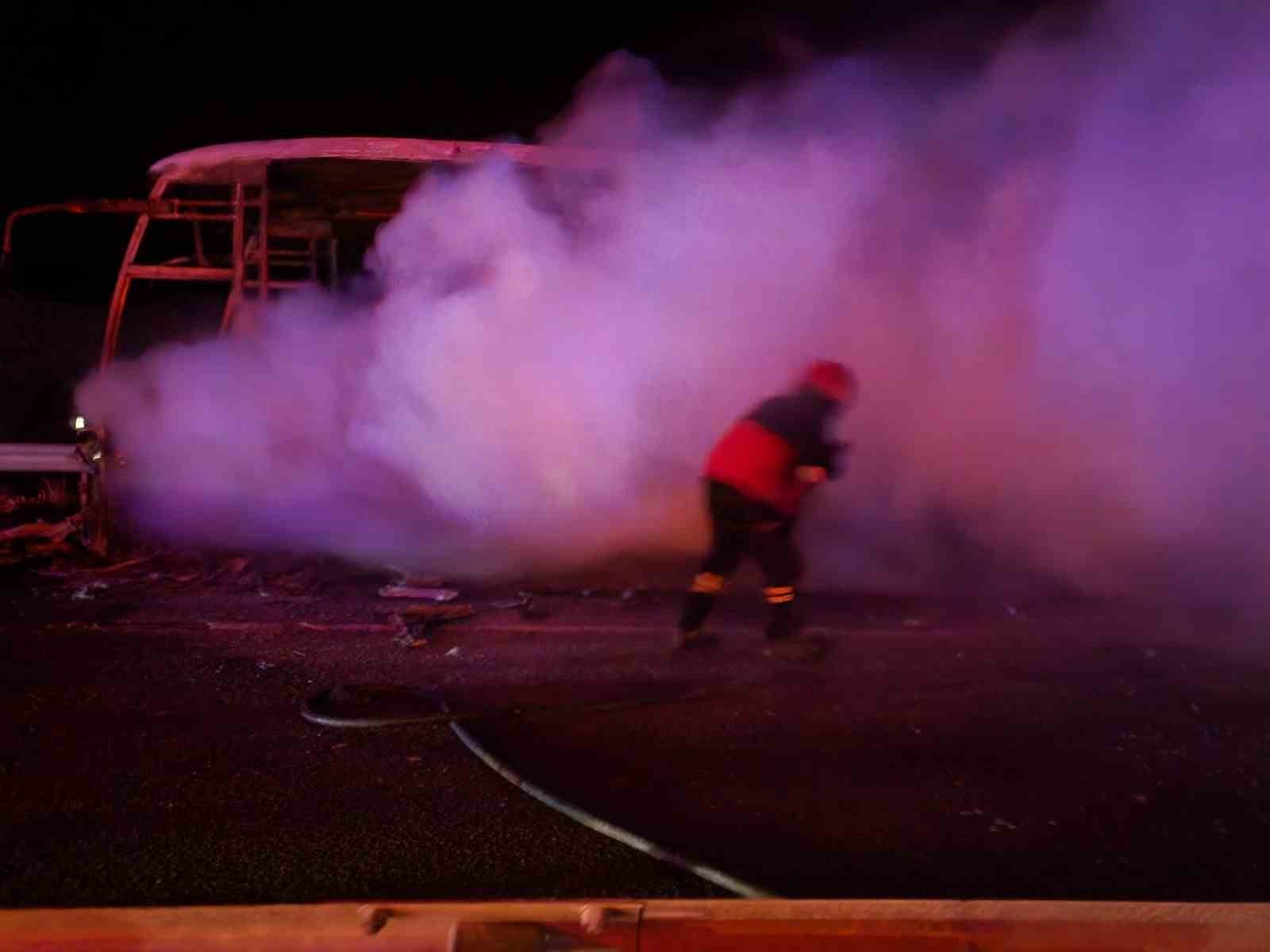 Seyir halindeki otobüs alev alev yandı