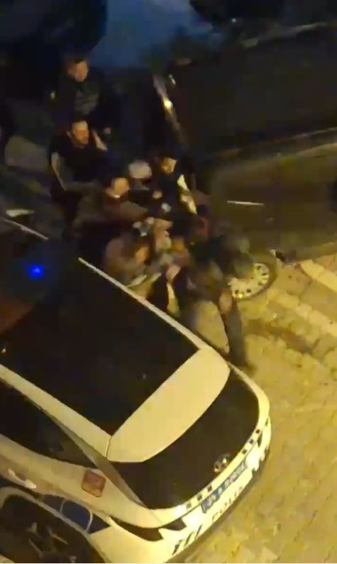 Esenyurt&rsquo;ta 14 yaşında ki &ccedil;ocuğa rahatsızlık veren komşularını b&ouml;yle d&ouml;vd&uuml;ler
