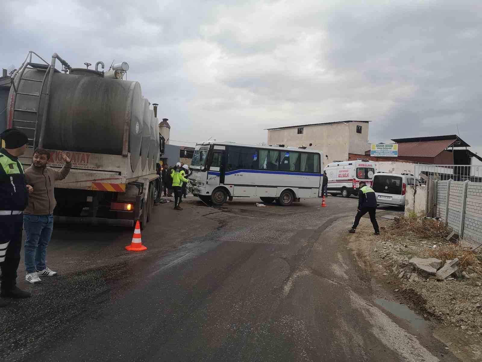 Manisa&rsquo;da s&uuml;t kamyonu ile servis minib&uuml;s&uuml; &ccedil;arpıştı: 9 yaralı

