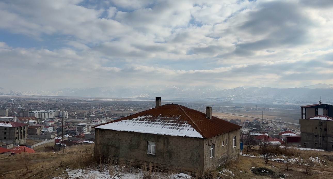 Y&uuml;ksekova&rsquo;nın etrafını saran dağlar karla kaplandı
