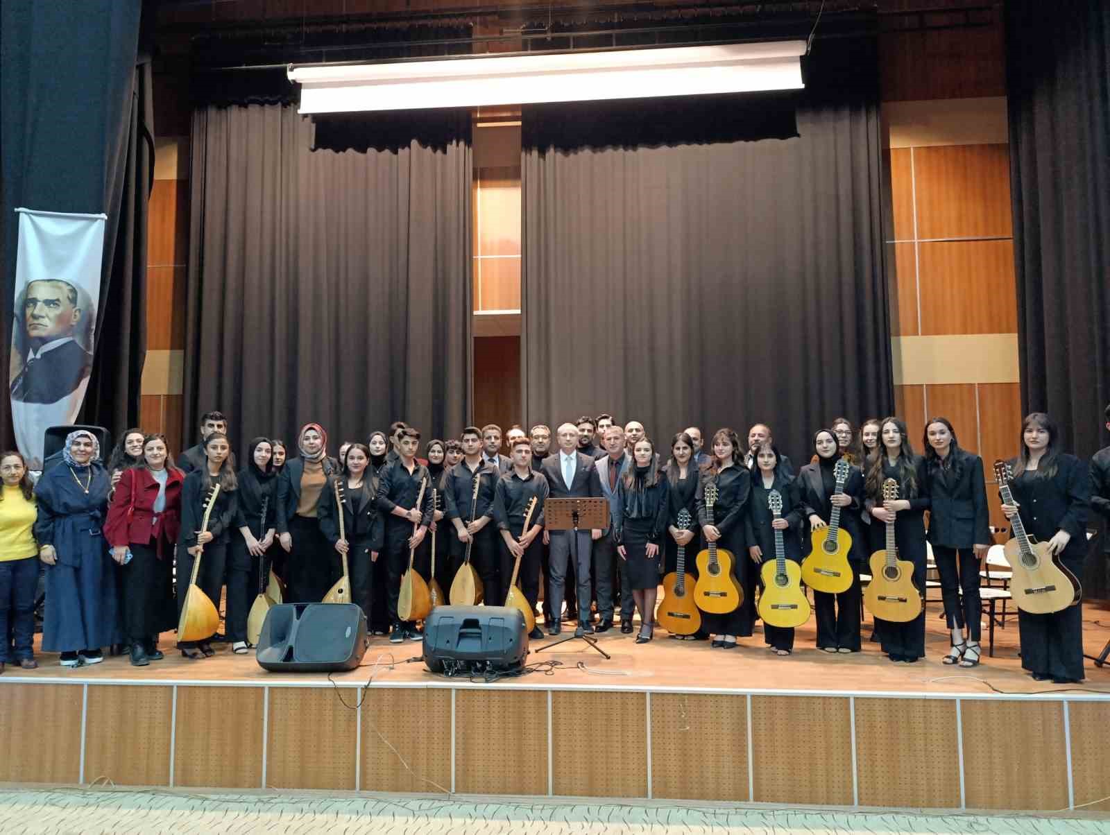 Ağrı Erol Parlak Güzel Sanatlar Lisesi’nde Çalgı Dinletisi ve Resim Sergisi düzenlendi
