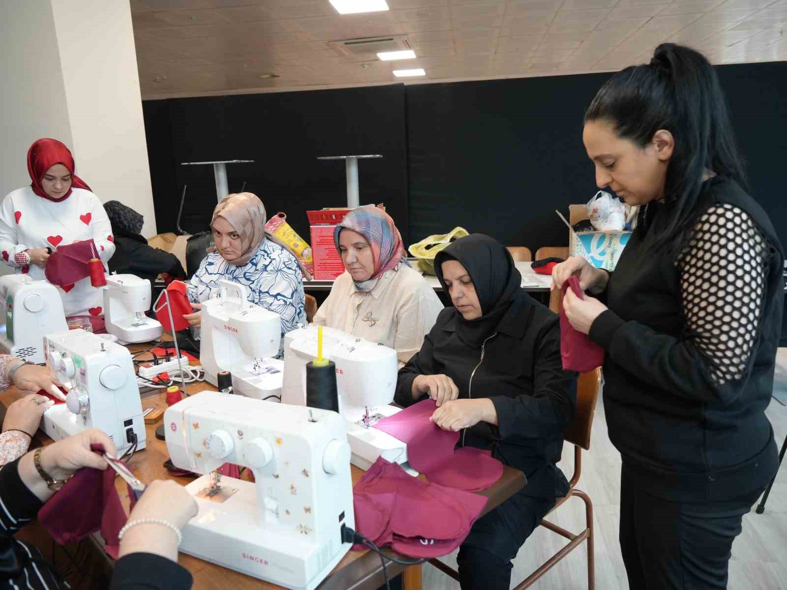 Anneler güçlerini birleştirdi, dikecekleri yastıklarla özel bireyleri mutlu edecekler