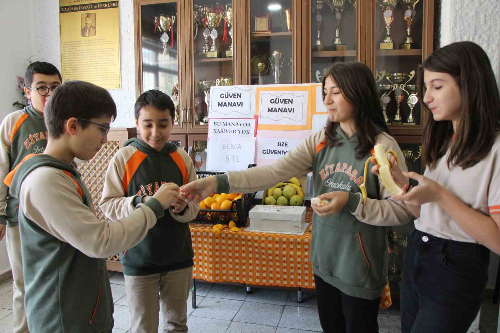 Amasyalı öğrencilerden ‘Güven Manavı’nda kasiyersiz alışveriş