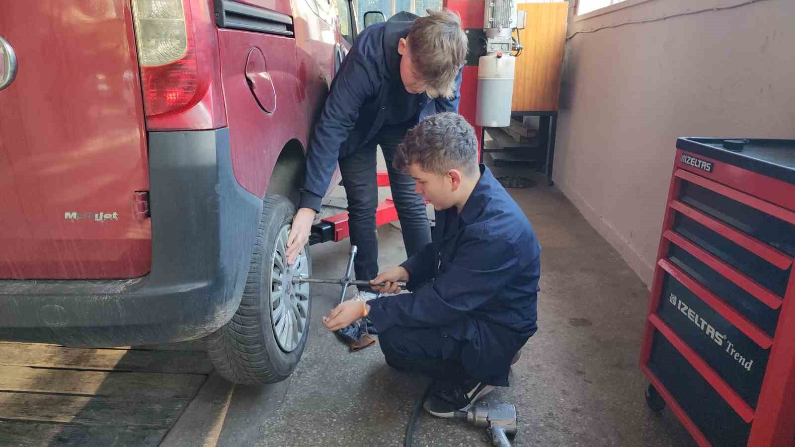 Mesleki eğitimi sahaya taşıyan hem öğreniyor hem kazanıyor
