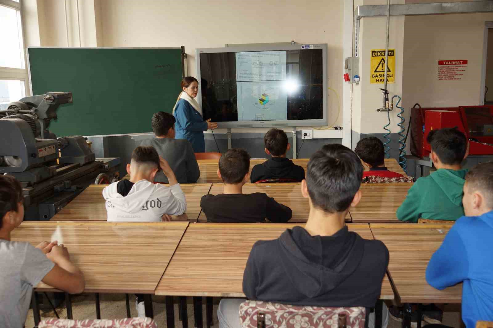 Kadın makine kalıp öğretmenini gören şaşırıyor
