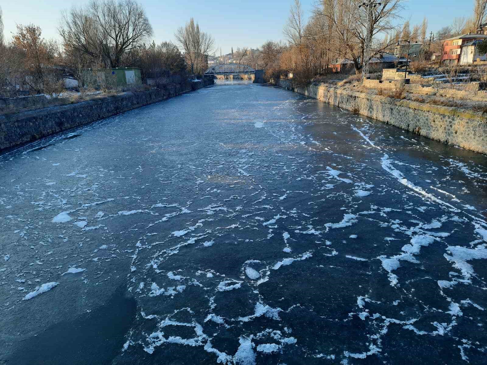 Kars eksi 12’yi gördü, her yer buz tuttu