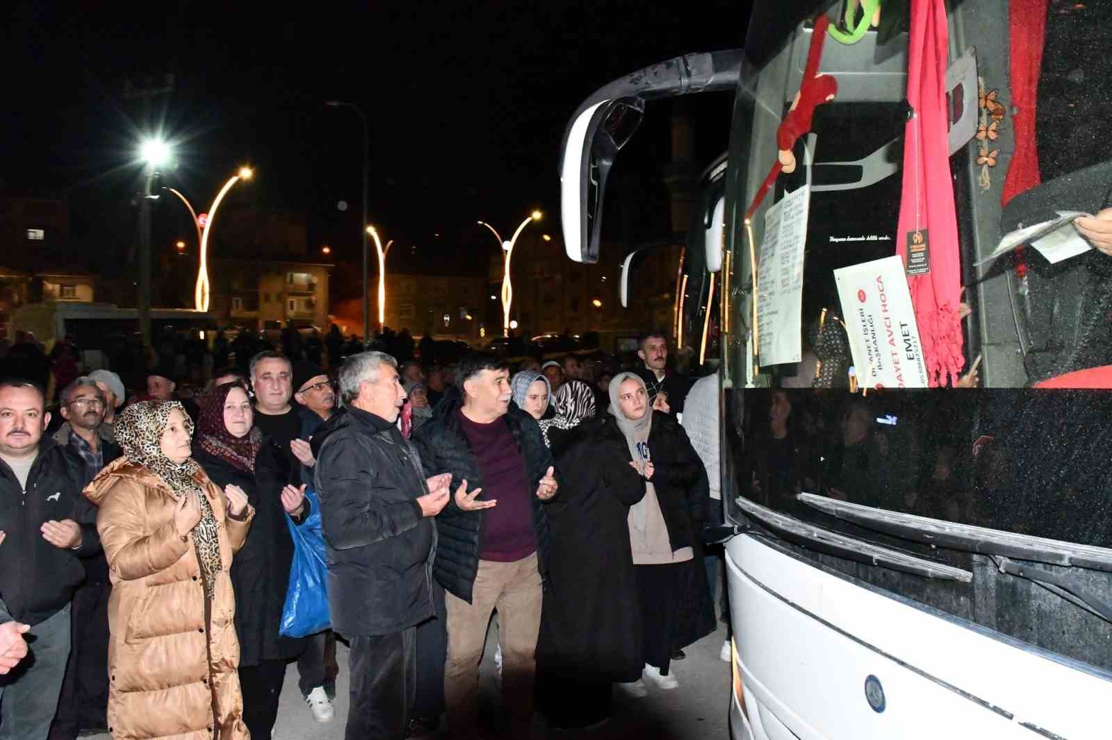 Emet’te 78 kişilik umre kafilesi dualarla uğurlandı