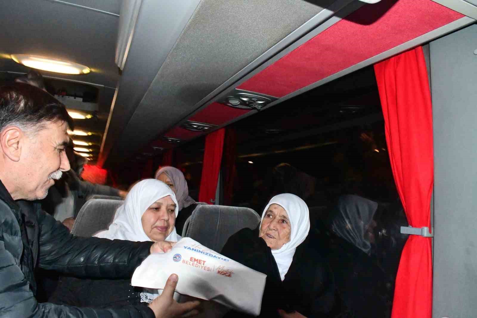 Emet&rsquo;te 78 kişilik umre kafilesi dualarla uğurlandı
