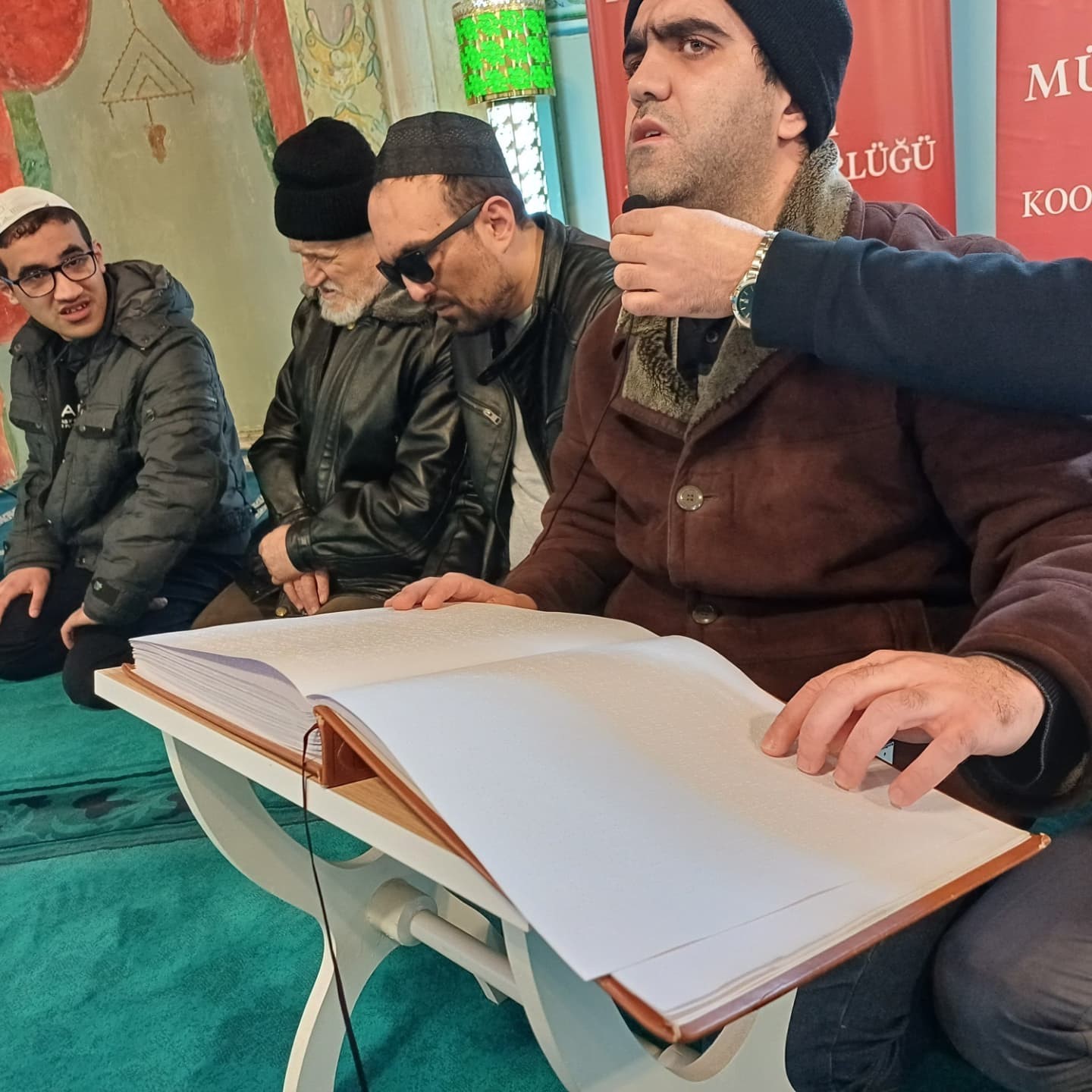 Görme engelliler Braille alfabesiyle Kur’an okudu, işitme engelliler işaret diliyle hadis sundu