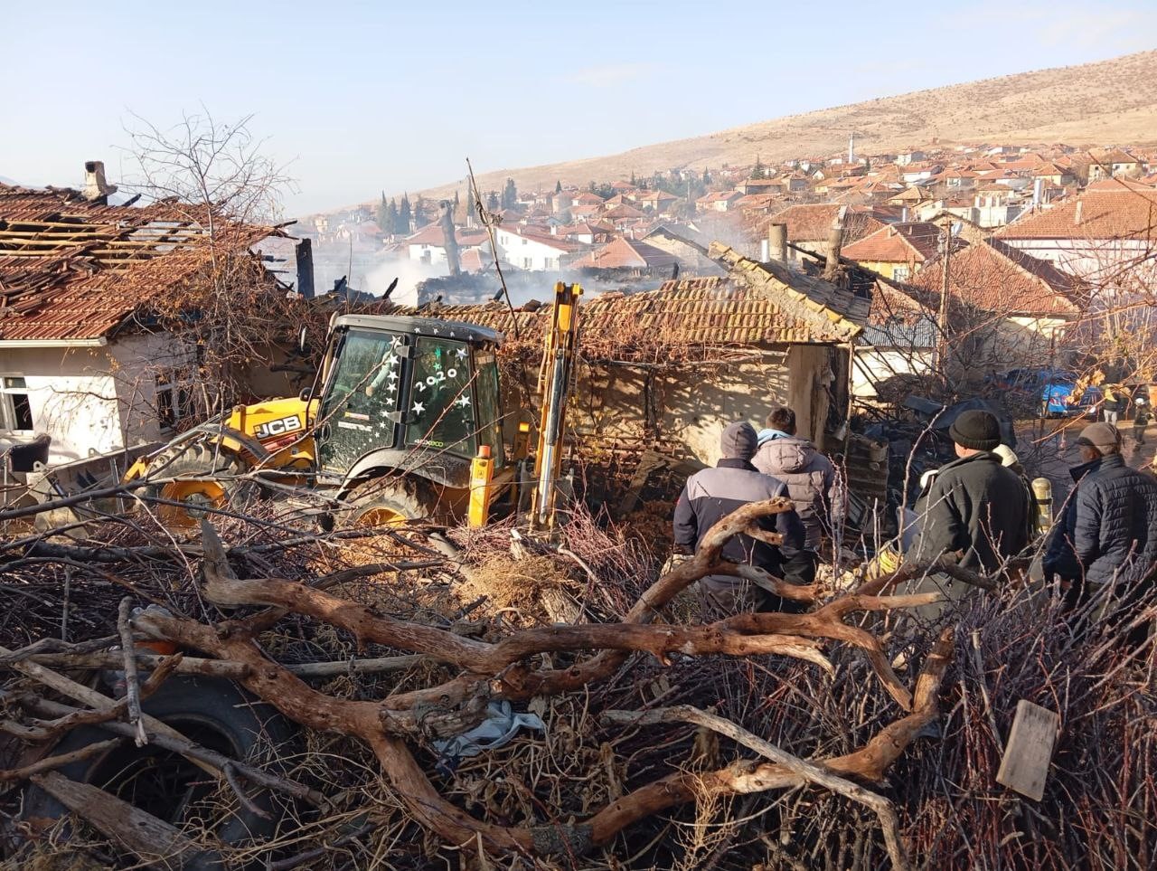 Isparta’da sabah saatlerinde çıkan yangın, iki evi küle çevirdi