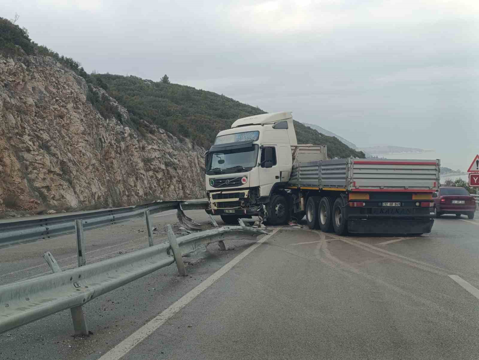 Bariyerlere çarpan tır makaslayarak trafiğin aksamasına neden oldu