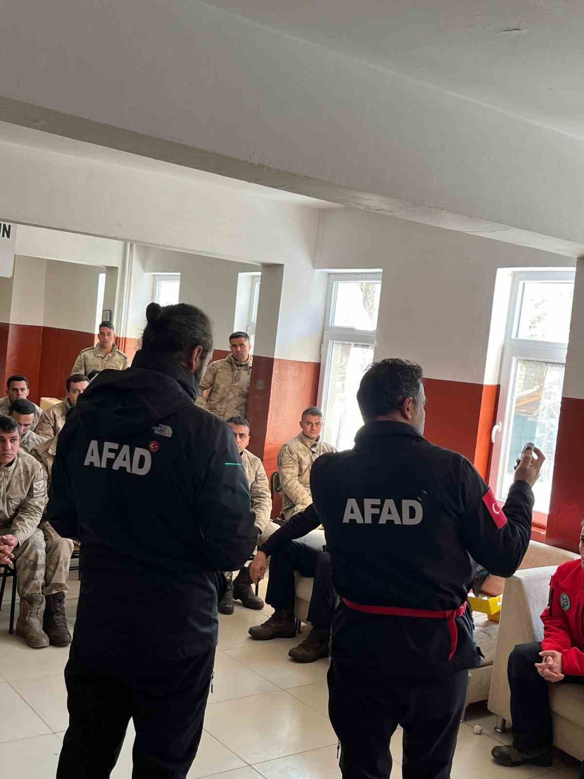 AFAD’dan jandarma personeline çığda arama kurtarma eğitimi
