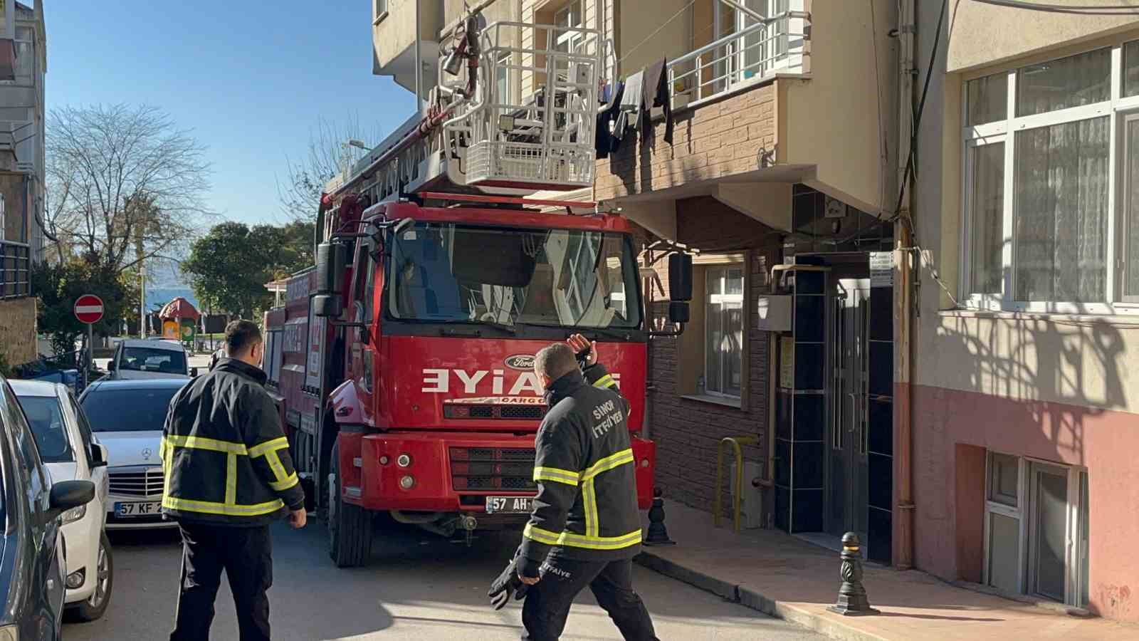 Balkondan kopan beton parçası tehlike yaşattı
