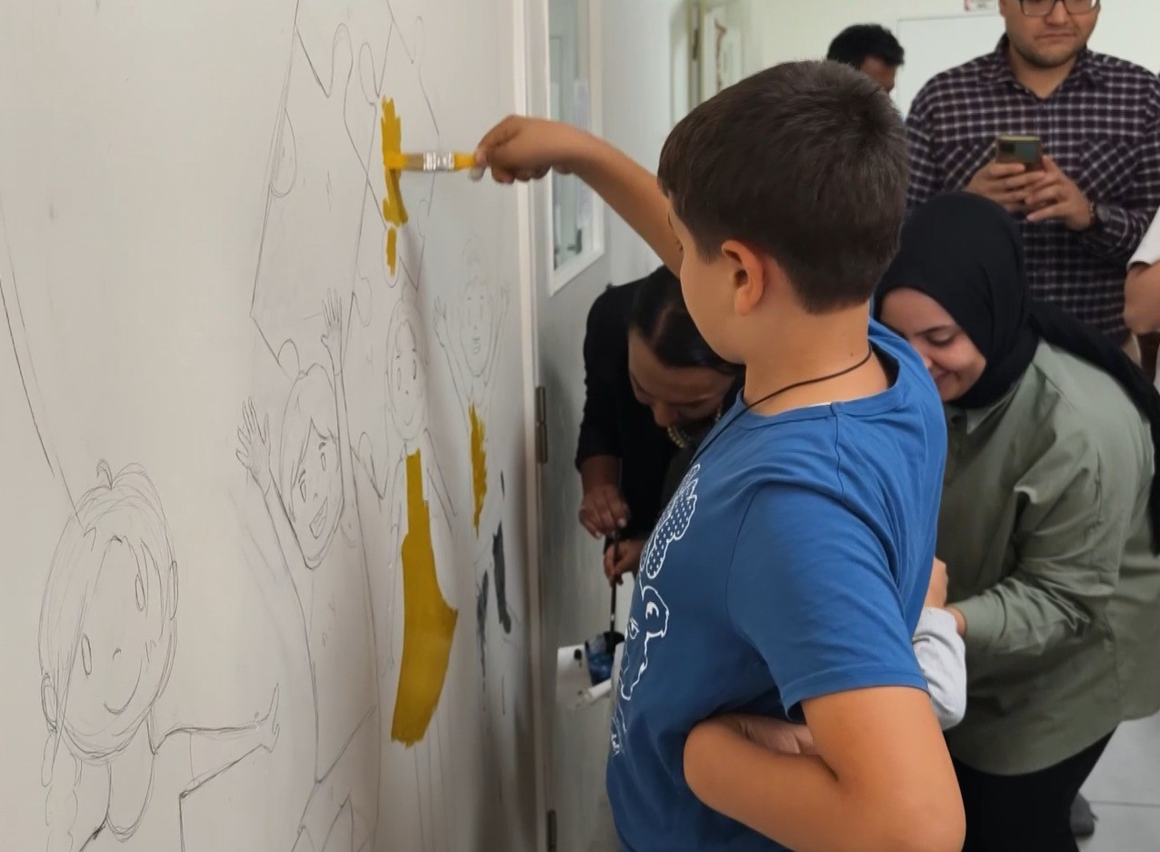 Resim kursunda kendini geliştiren otizmli Ömür Kaan, şimdi koridorları boyuyor