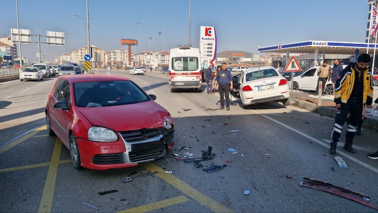 Aksaray’da 2 otomobil çarpıştı: 1’i çocuk 2 yaralı