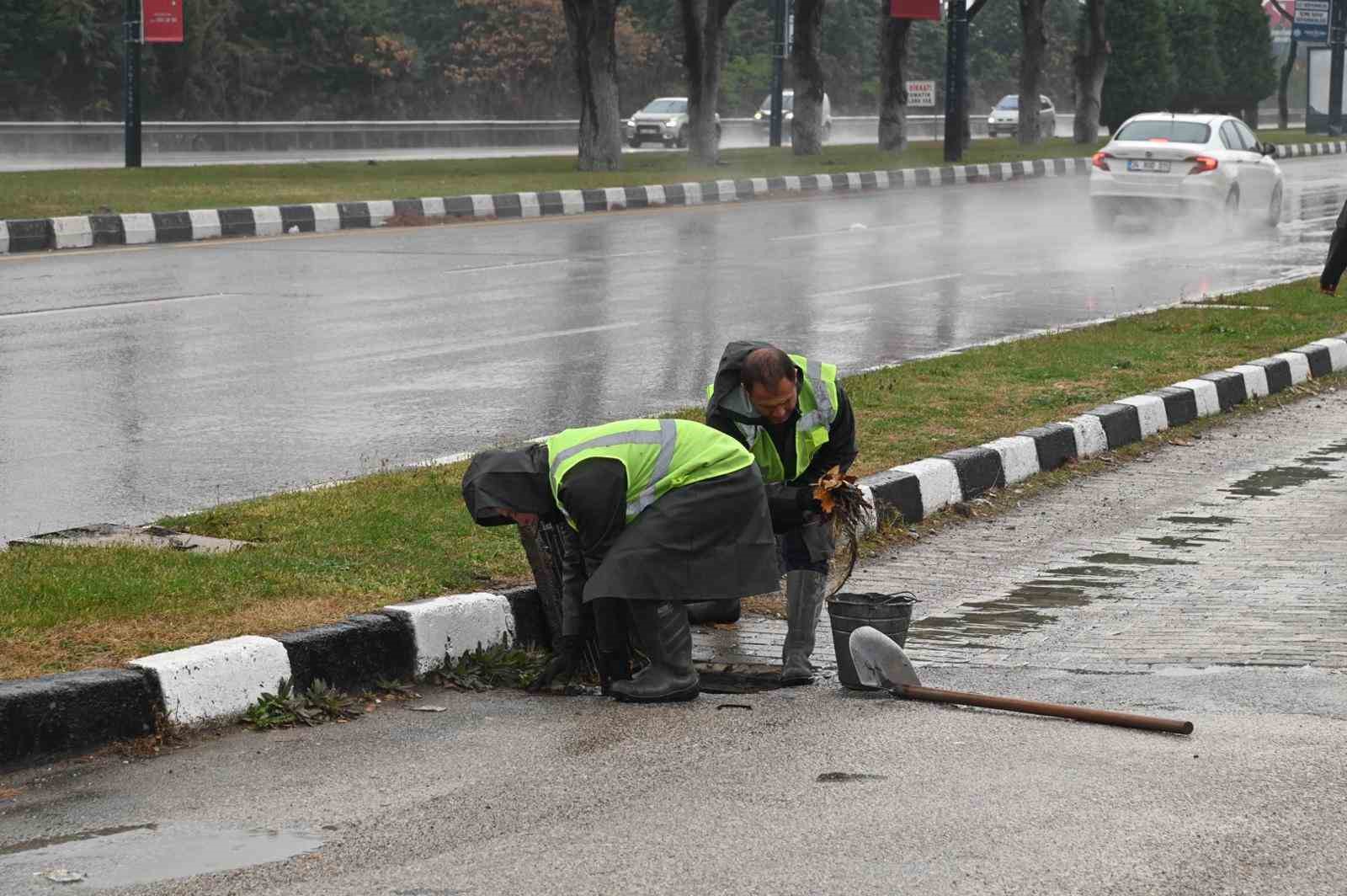 Büyükşehir ve MASKİ ekipleri yağışta sahadaydı
