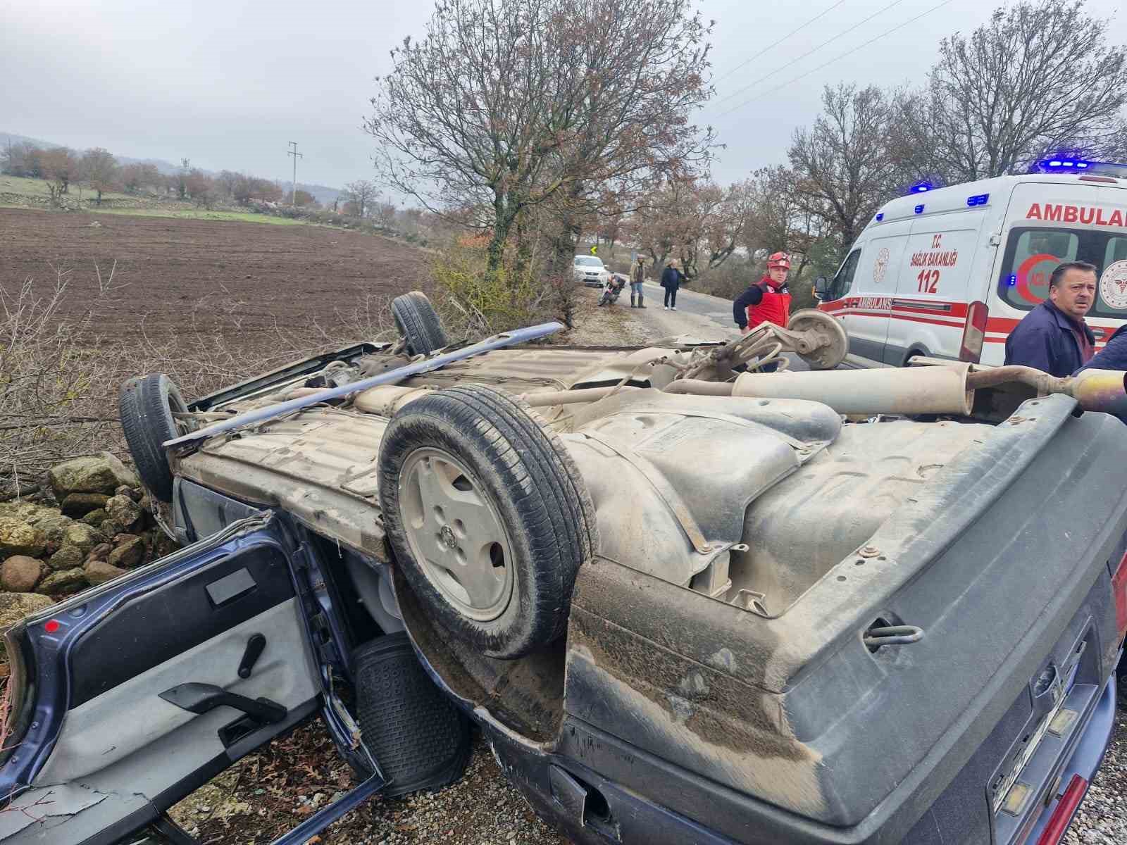 Balıkesir’de trafik kazasında araç ters döndü: 1 ölü, 2 yaralı
