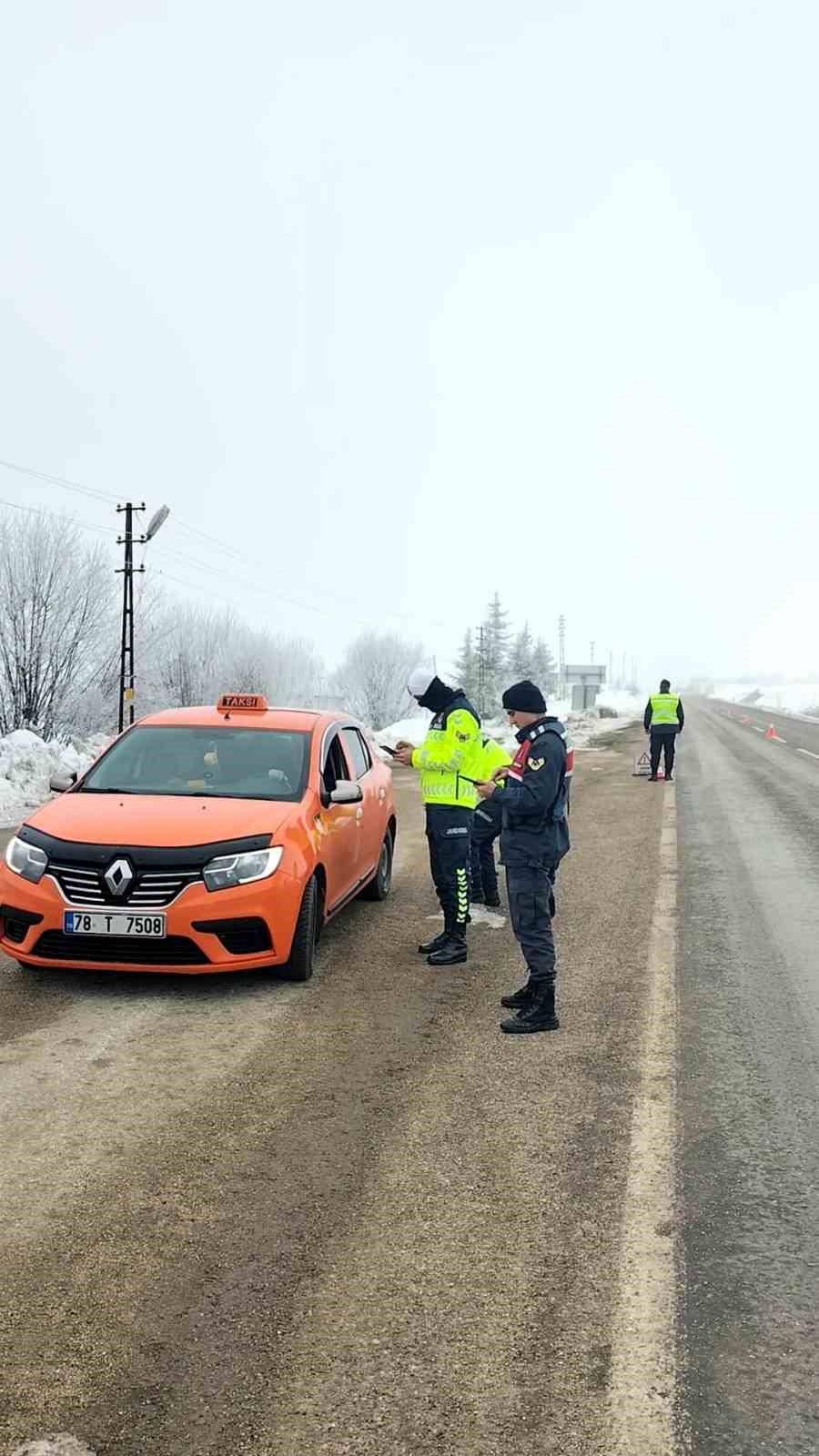 Jandarma ekiplerinden kış lastiği denetimi