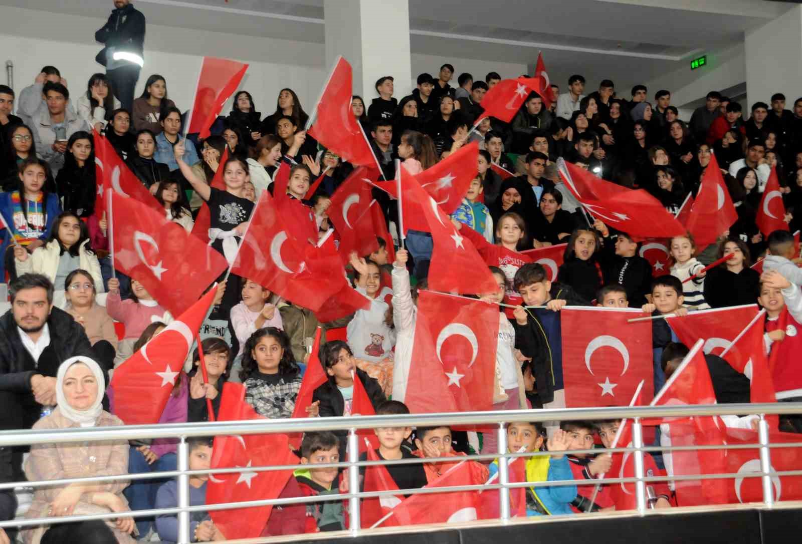 2. Ordu Komutanlığı bandosunun Cizre’deki konserini bin 500 kişi izledi