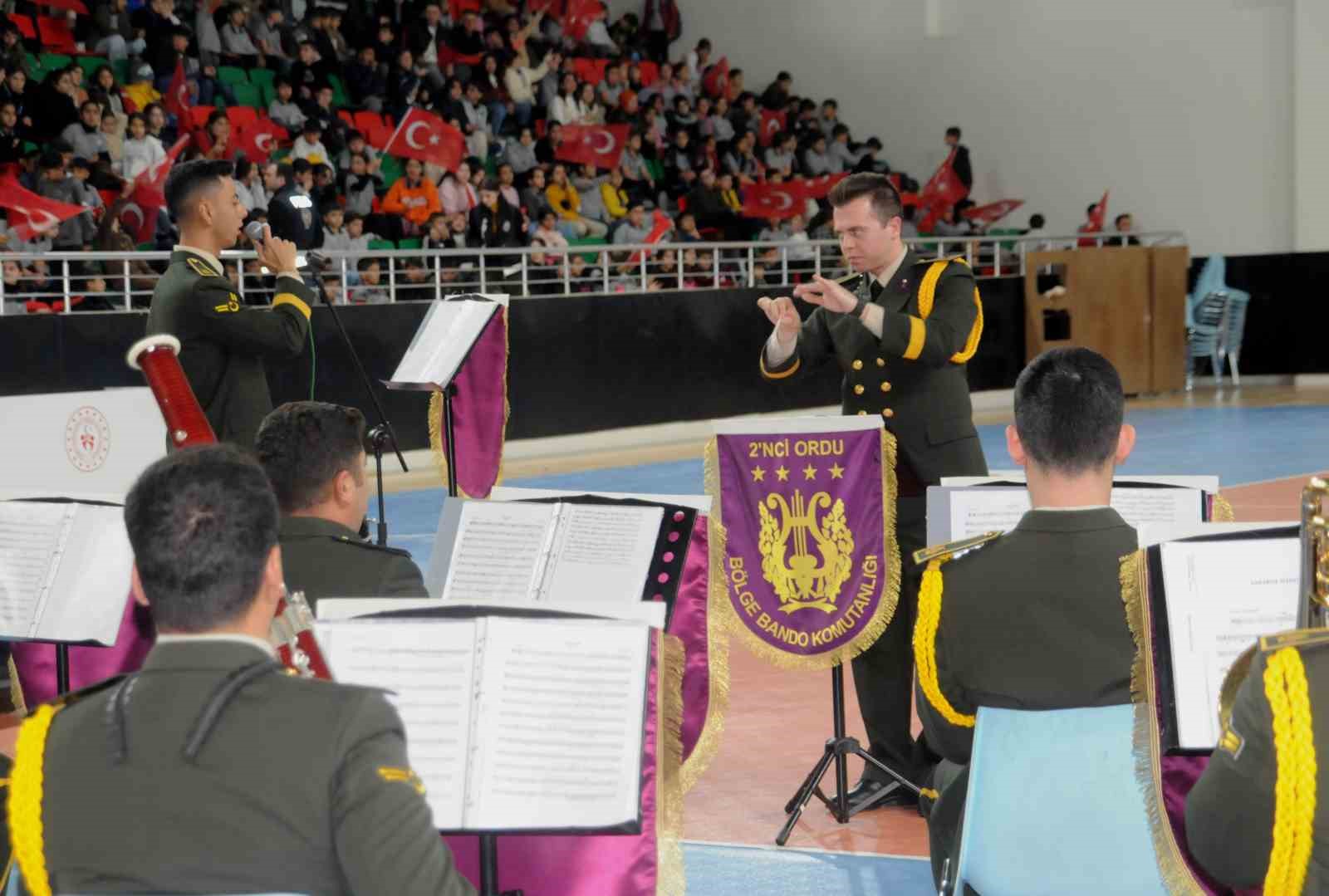 2. Ordu Komutanlığı bandosunun Cizre’deki konserini bin 500 kişi izledi
