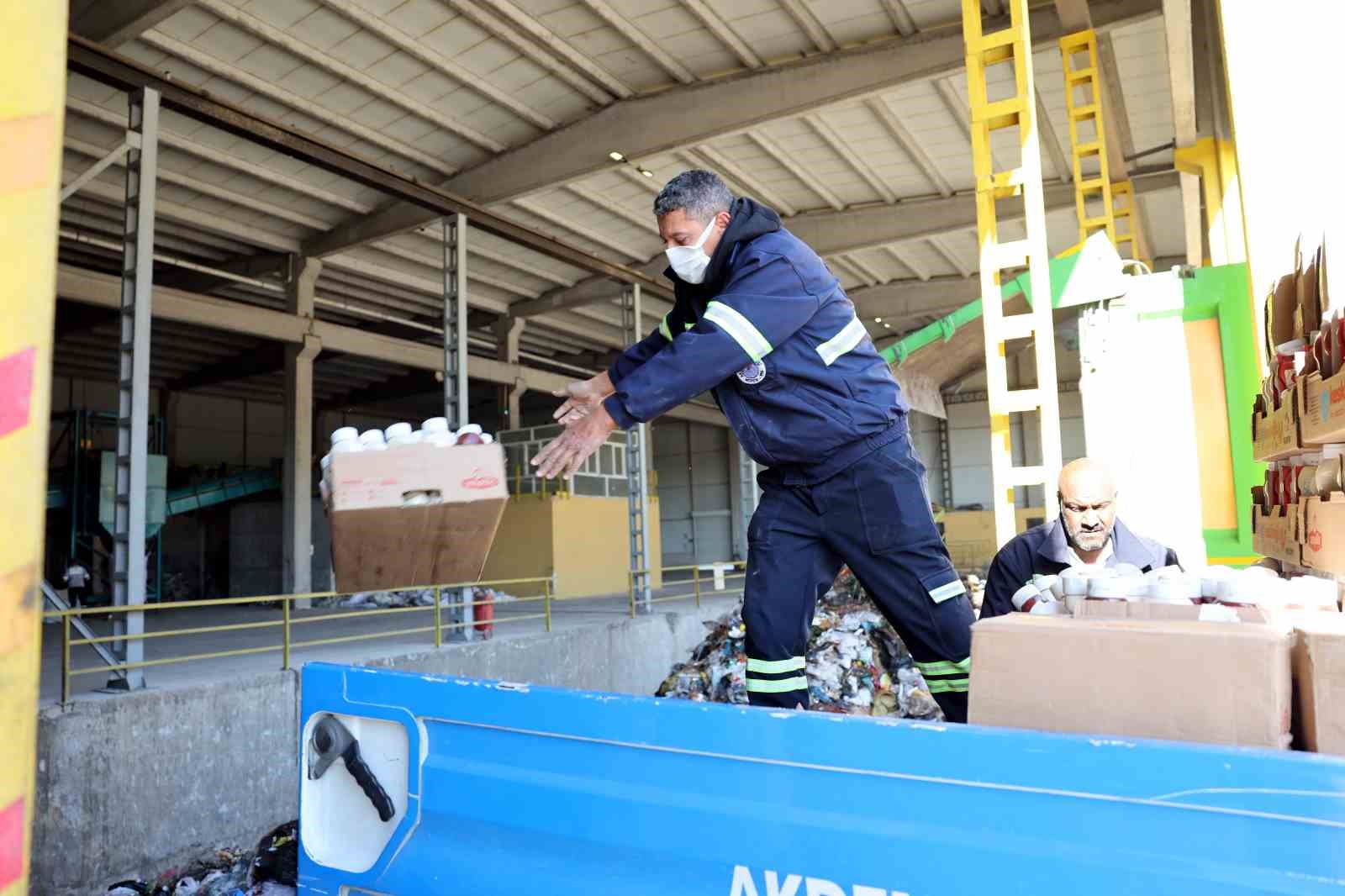 Mersin’de son kullanma tarihi geçmiş 4 bin 700 şişe ketçap ve mayonez ele geçirildi
