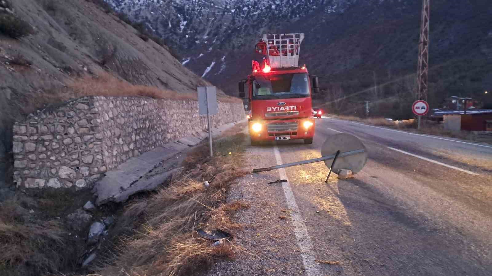 Artvin’de otomobil trafik levhasına çarptı: 3 yaralı