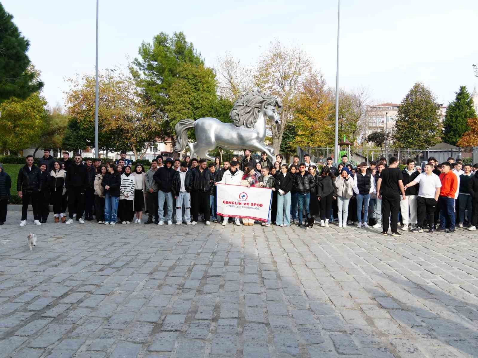 Gençler İstanbul’un tarihi mekanlarını gezdi
