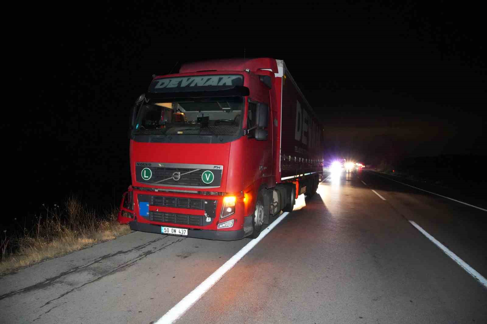 Edirne’de arızalanan aracı tamir edilirken tırın çarptığı Polonyalı sürücü hayatını kaybetti
