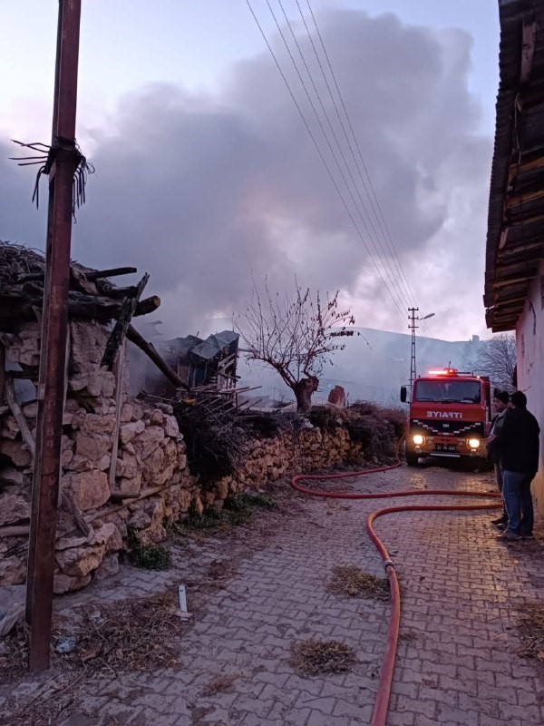 Isparta&rsquo;da sabah saatlerinde &ccedil;ıkan yangın, iki evi k&uuml;le &ccedil;evirdi
