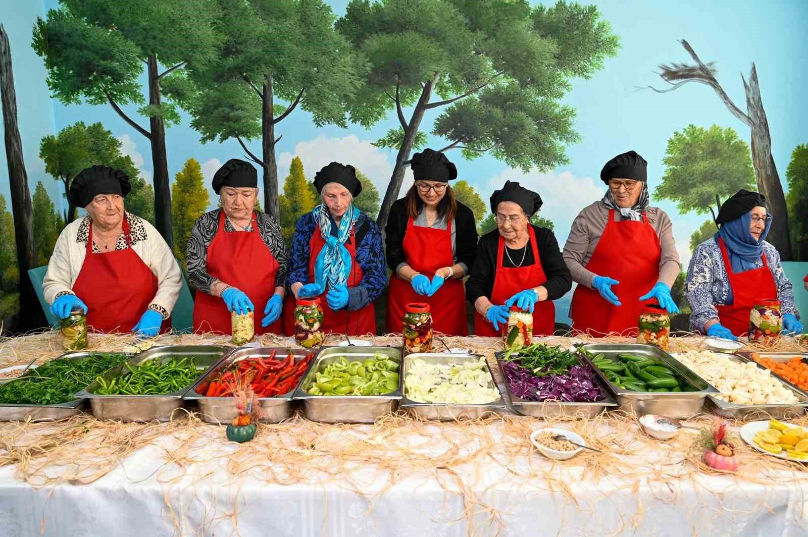 Vali Kaya, huzurevi sakinleriyle turşu kurdu