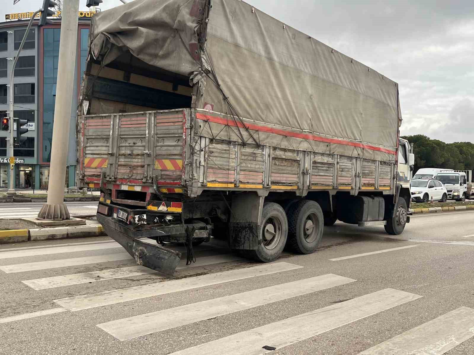 Tır, kamyona arkadan &ccedil;arptı: 1 yaralı
