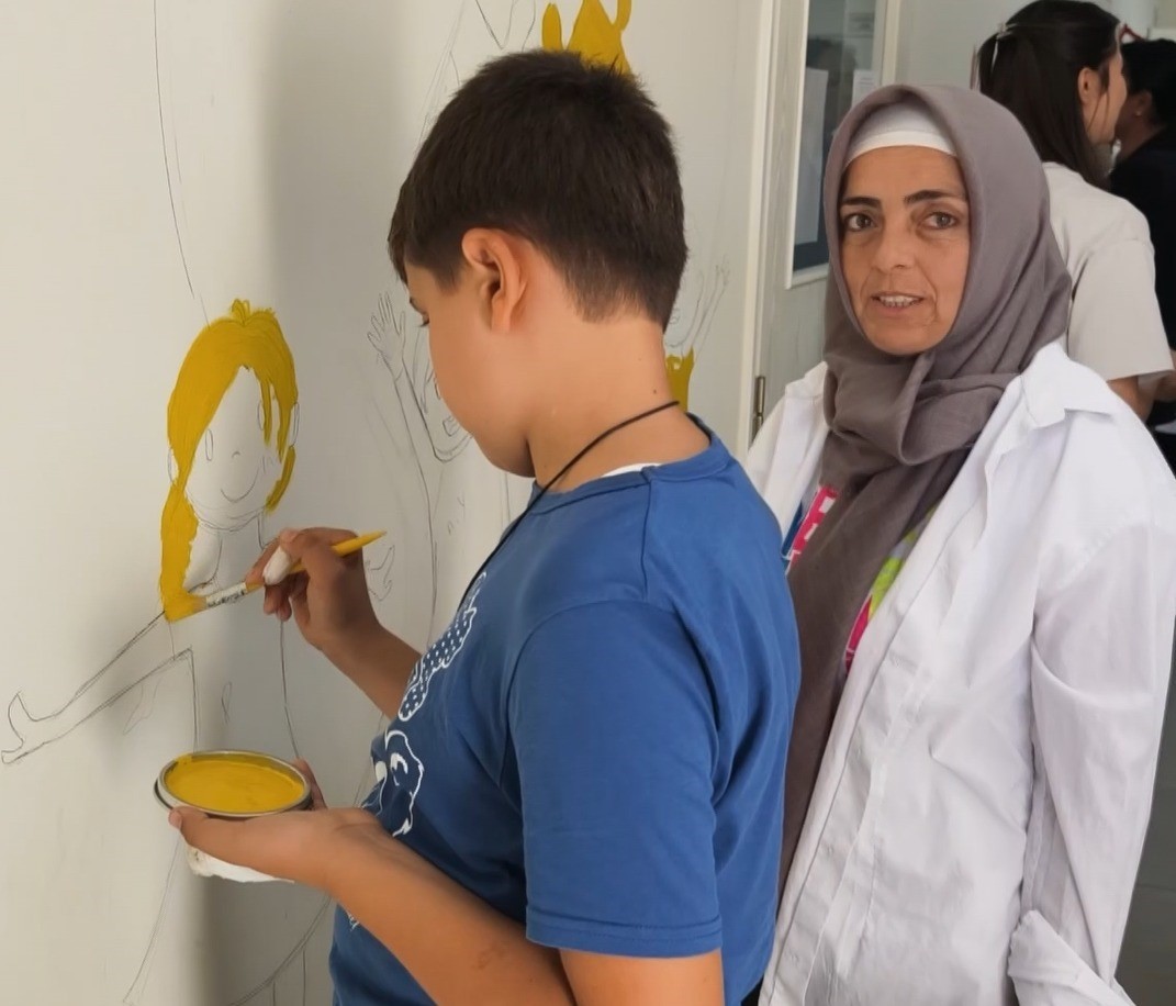 Resim kursunda kendini geliştiren otizmli &Ouml;m&uuml;r Kaan, şimdi koridorları boyuyor
