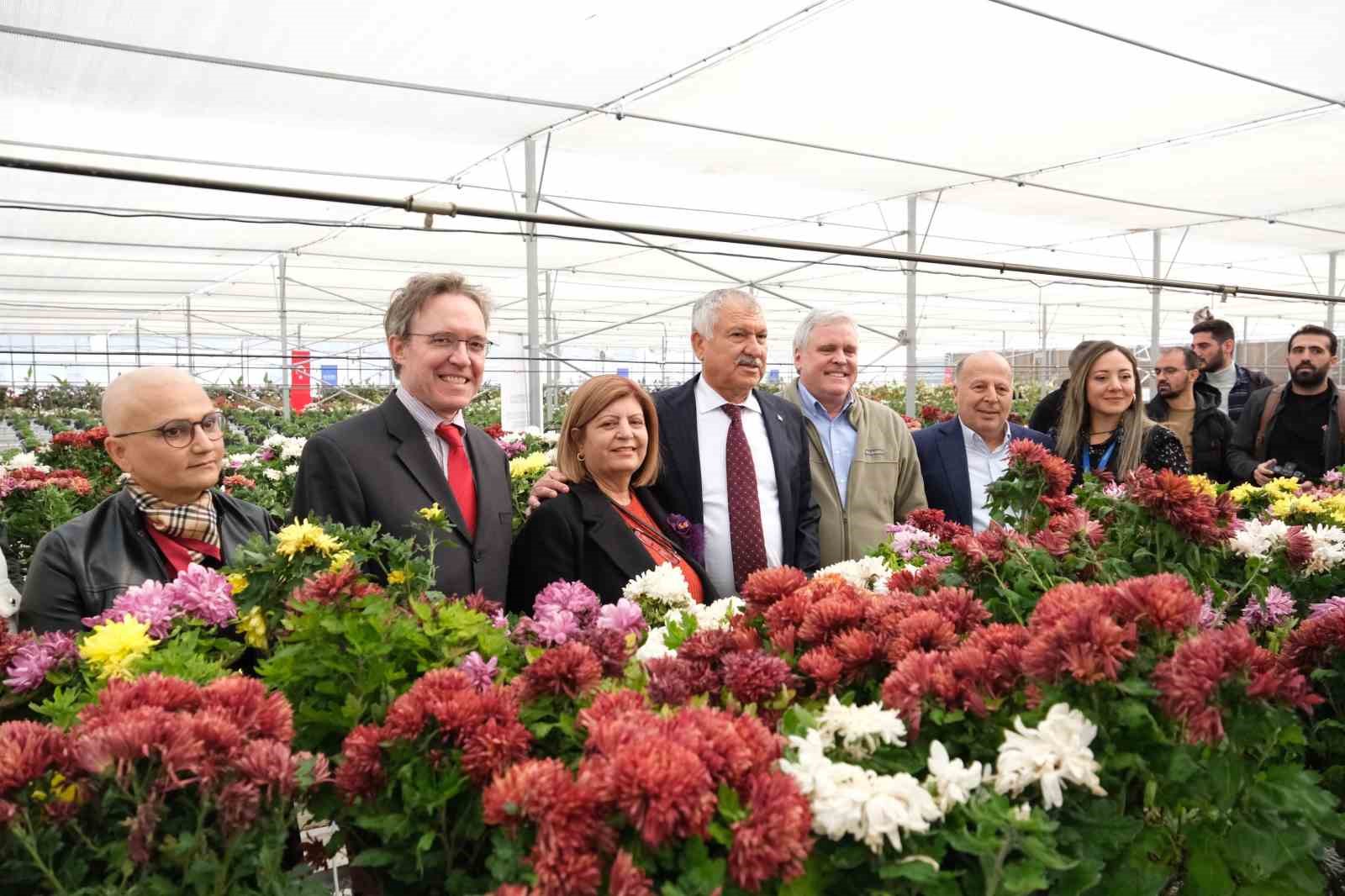 Adana B&uuml;y&uuml;kşehir Belediyesi, g&uuml;neş enerjisiyle &ccedil;alışan akıllı sera a&ccedil;tı
