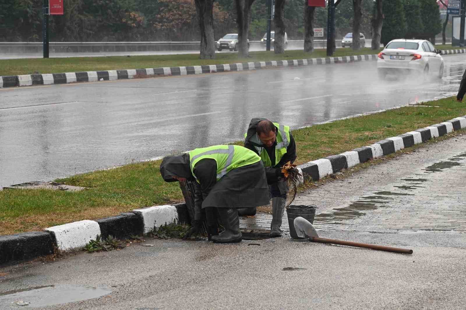 B&uuml;y&uuml;kşehir ve MASKİ ekipleri yağışta sahadaydı
