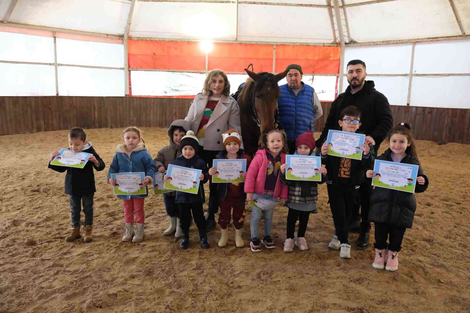 Minikler ata binmenin heyecanını yaşıyor
