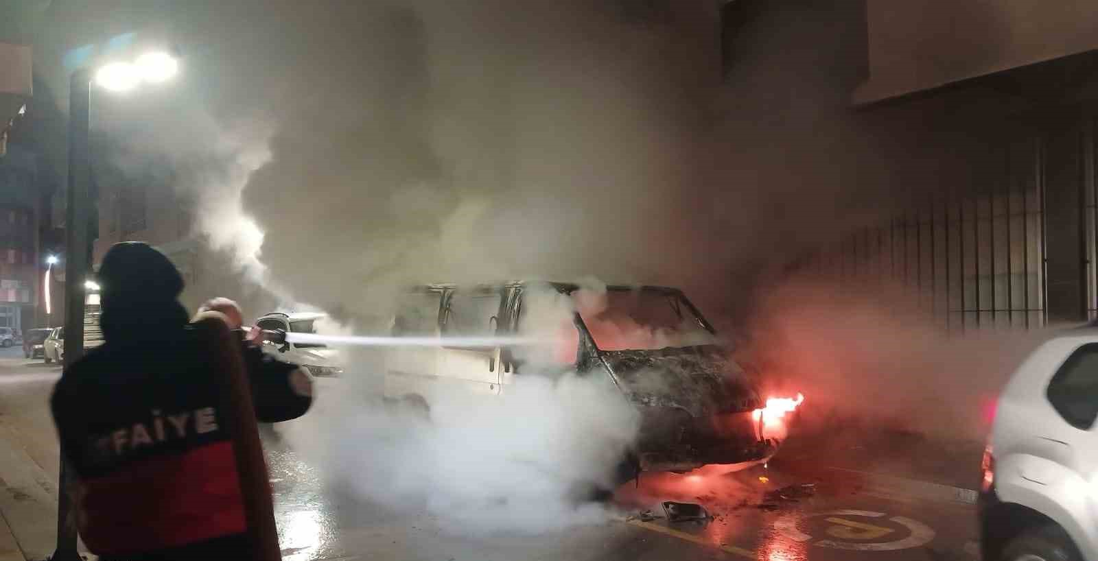 Minib&uuml;s&uuml; yandı o ş&uuml;kretti
