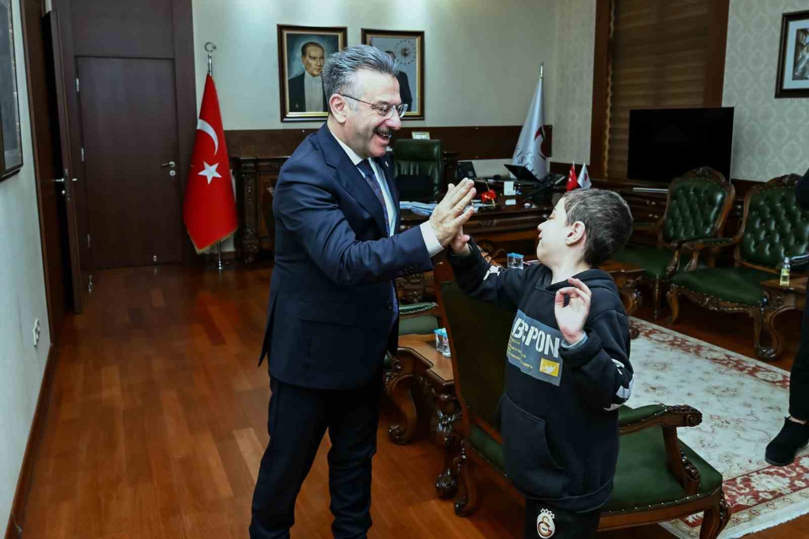 Vali Aksoy, zihinsel engelli &ccedil;ocukları makamında ağırladı
