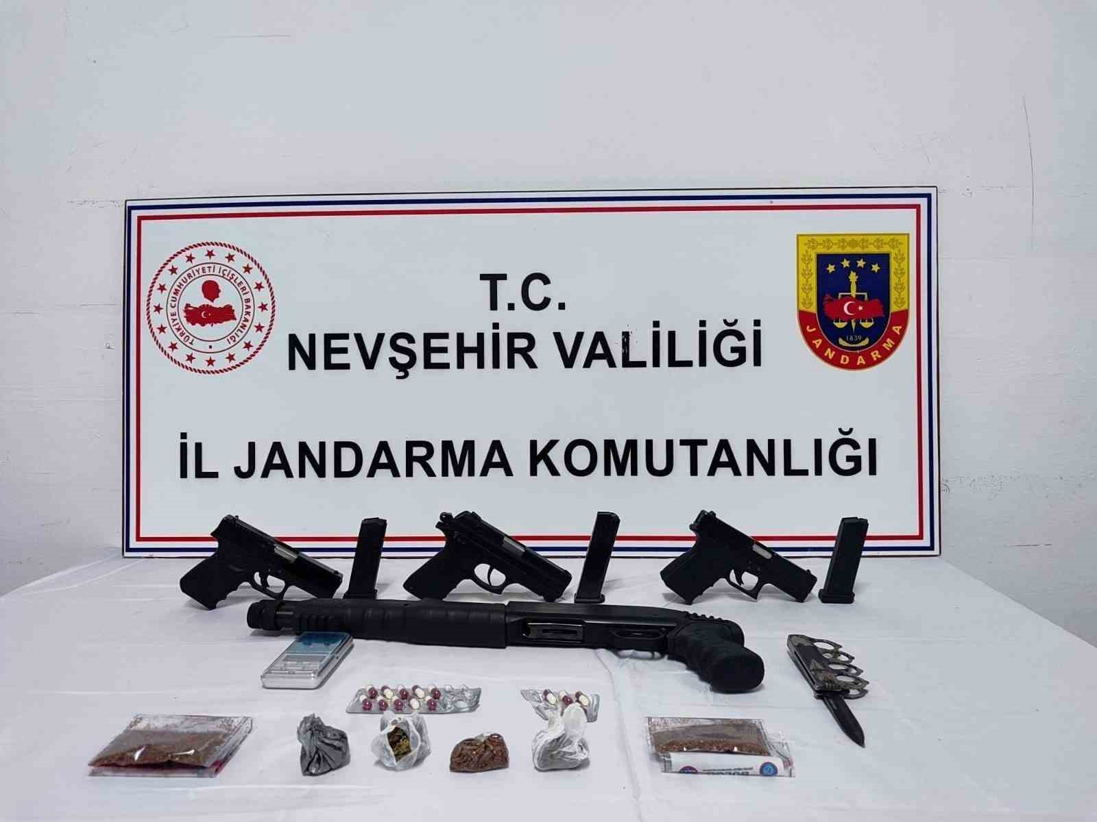 Nevşehir&rsquo;de bir evde silah ve uyuşturucu bulundu
