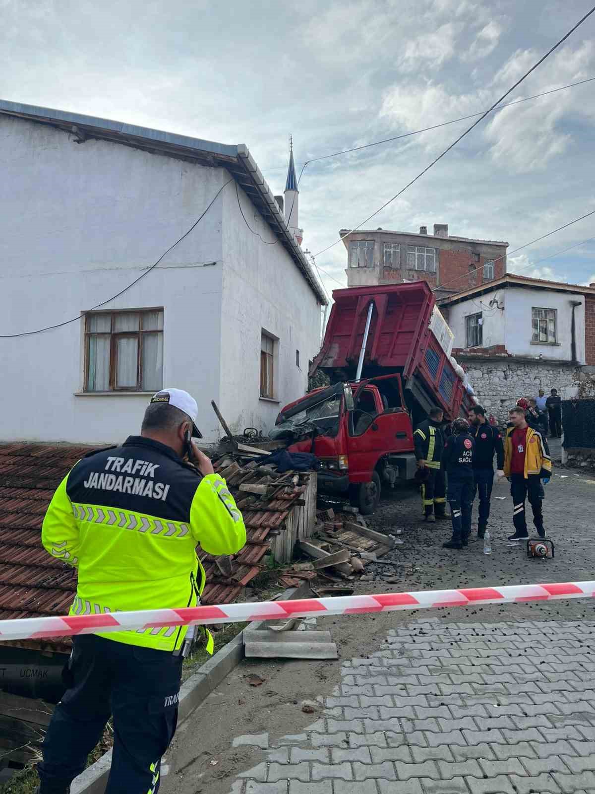 Zeytin y&uuml;kl&uuml; kamyonet eve &ccedil;arptı: 1 &ouml;l&uuml;, 2 yaralı
