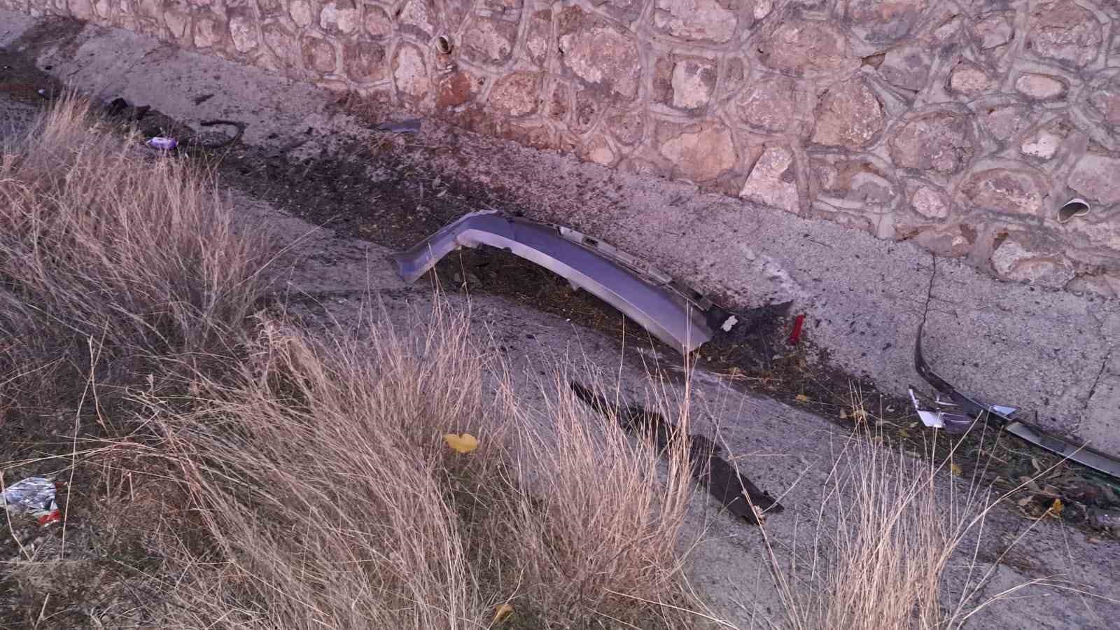 Artvin&rsquo;de otomobil trafik levhasına &ccedil;arptı: 3 yaralı
