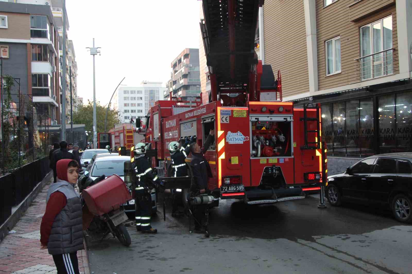 Bacada çıkan yangın çatıya sıçradı

